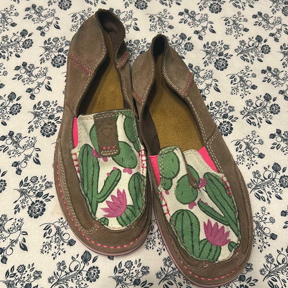 Ariat Cruisers Rugged West Cactus Print EUC
